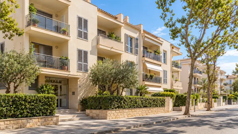 Edificio residencial con balcones y jardín comunitario