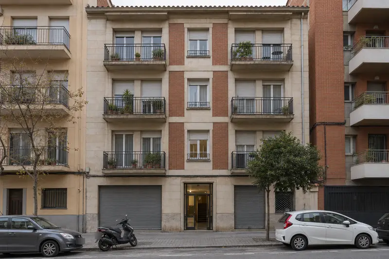 Fachada de un edificio de viviendas con balcones y portal