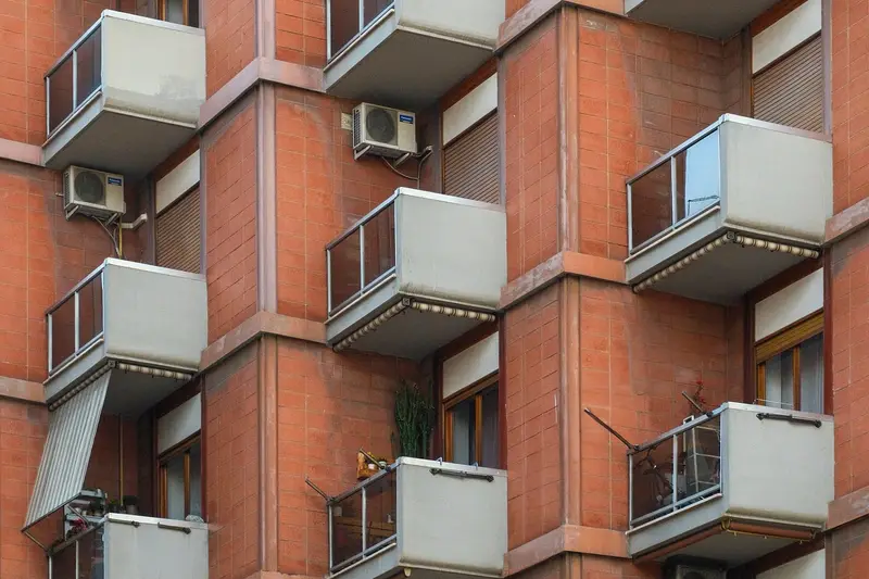 Bloque de pisos de ladrillo con balcones