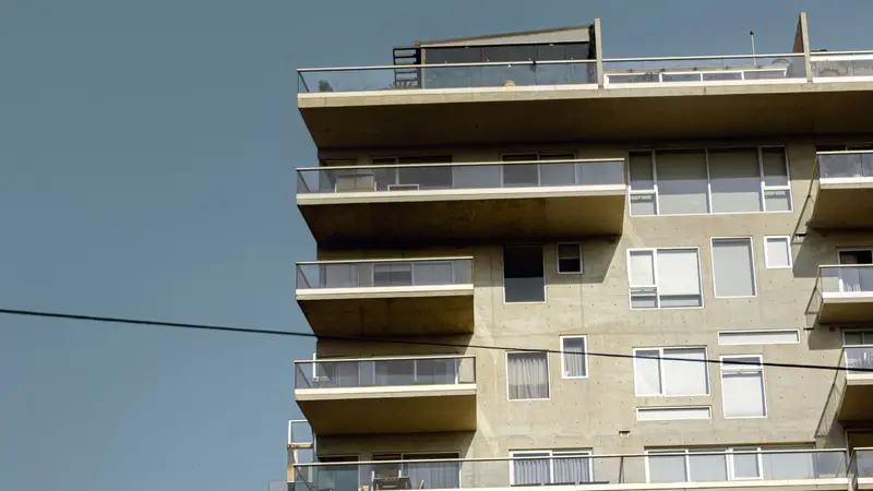 Edificio de viviendas con balcones y terrazas