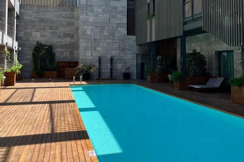 Piscina comunitaria en el patio de un edificio de viviendas