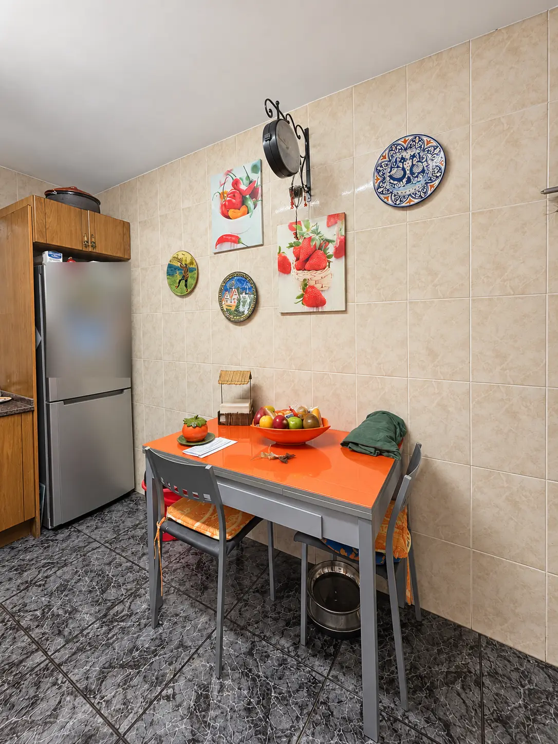 Office de la cocina con mesa y nevera
