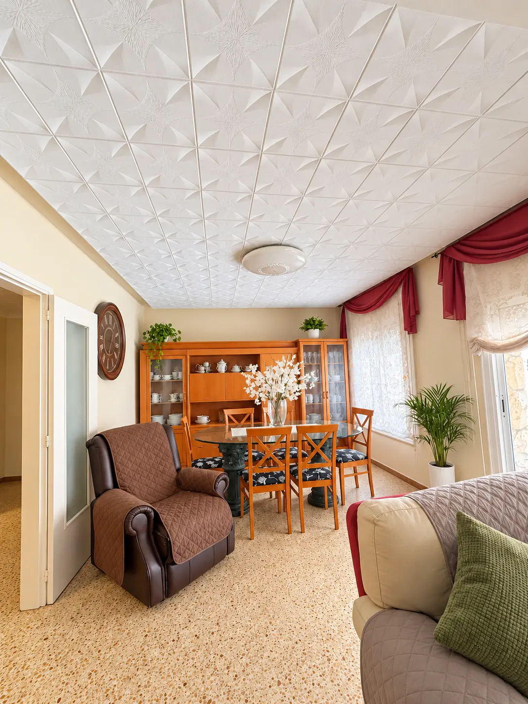 Comedor con mesa, sillas, butaca y mueble aparador