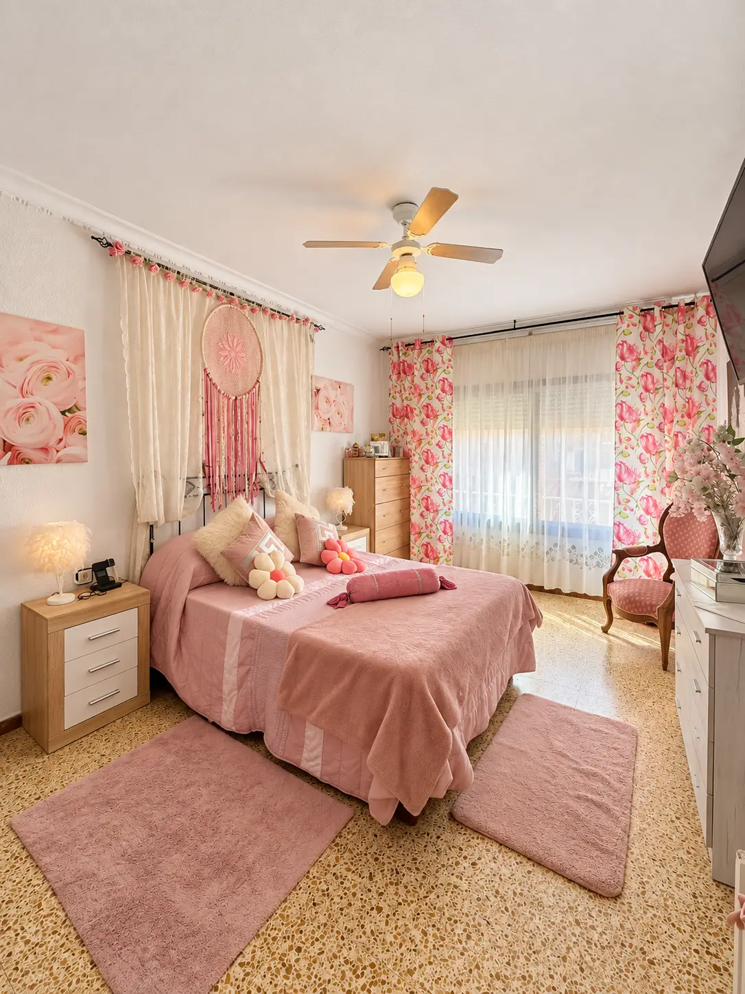 Dormitorio doble con cama de matrimonio, mesitas y ventilador de techo