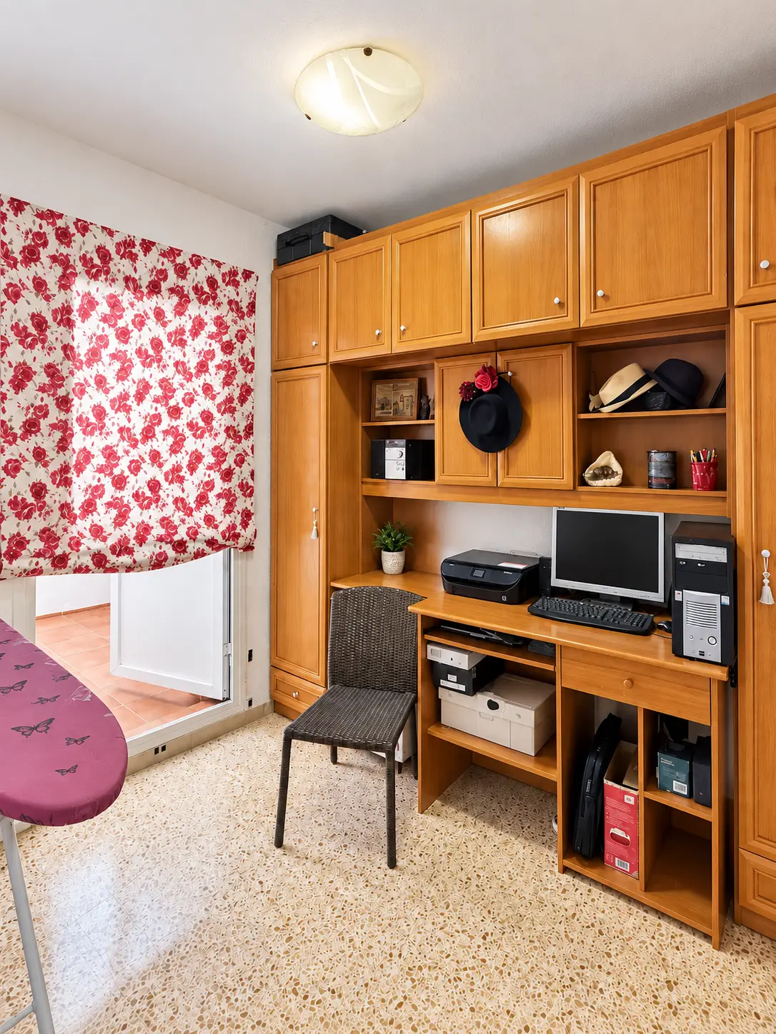 Tercer dormitorio, usado como despacho, con escritorio y armarios