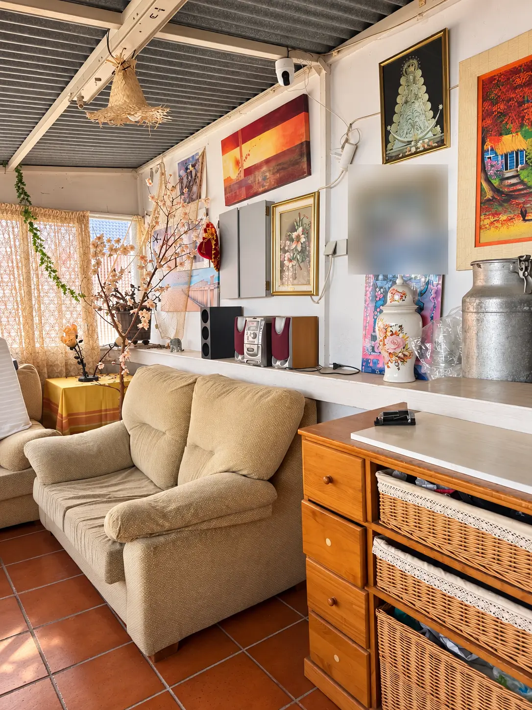 Rincón cerrado de la terraza con sillón y muebles de almacenaje