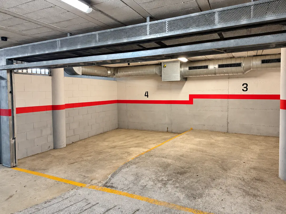 Plazas de parking nº 3 y 4 vistas de frente, con los números pintados en la pared
